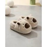 Pantuflas cerradas de peluche color beige con diseño de capibara, orejas marrones y suela antideslizante.