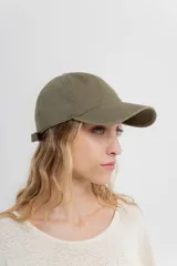 Gorra verde militar de diseño clásico con visera curva y aplique metálico plateado con la inscripción "Peach" en el lateral frontal. Cuenta con tira ajustable en la parte trasera.