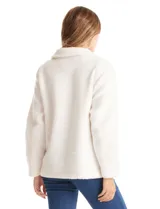 Sobrecamisa de tejido sherpa color blanco, con cuello solapa, cierre frontal con botones y bolsillos delanteros.