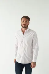 Camisa de manga larga para hombre, color azul claro con microestampado de cuadros. Presenta un corte slim y cuello abotonado.