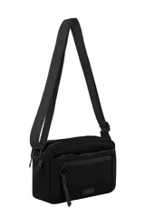 Bandolera fucsia con correa larga negra ajustable, bolsillo frontal con cierre y logo de la marca en la parte inferior.