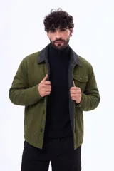 Campera de abrigo color verde militar con cuello de pana en tono gris oscuro. Presenta cierre frontal con botones a presión, bolsillos con solapa en el pecho y un diseño estructurado ideal para climas fríos.