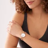 Reloj analógico Fossil de la línea Carlie, con caja redonda de 28 mm y pulsera de eslabones de acero inoxidable en tono oro rosa. Esfera blanca con índices y manecillas en oro rosa.