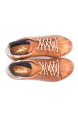 Zapatillas de cuero color marrón con suela de goma con cámara de aire y cordones.