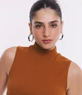 Top sin mangas color marrón óxido, ajustado al cuerpo, con cuello alto y textura acanalada.