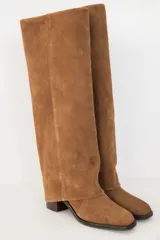 Bota de caña alta de gamuza color marrón, con diseño volcado y taco cuadrado.