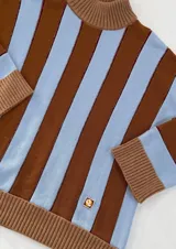 Sweater de punto con cuello alto, a rayas verticales anchas color celeste y marrón, con detalles de lurex en las rayas finas color marrón.
