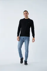 Sweater de tejido de punto con mezcla de algodón y cashmere, de calce regular, con escote redondo a la base, mangas largas y puños y dobladillo acanalados. Presenta un pequeño logo bordado en el pecho.