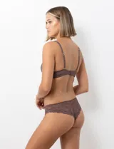 Soutien de lycra color piel, sin aro y con copa formada.