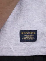 Remera gris con estampado de una fotografía en blanco y negro y la palabra 'Tokyo' en la parte superior.