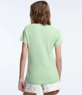 Remera básica de algodón color verde menta, con cuello en V, mangas cortas y un pequeño bolsillo frontal en el pecho.