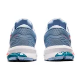 Championes de running Asics GT-1000 10, color celeste con detalles en rosa y blanco.