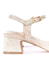 Sandalias de tacón bajo Taiki, con diseño tramado metalizado en color off white y dorado, capellada y plantilla de cuero, tira ajustable al tobillo y taco cuadrado.