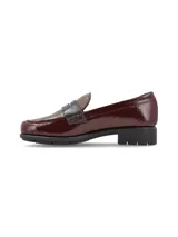 Mocasines de cuero charolado en combinación de colores bordó y marrón, con detalle de banda frontal en negro y suela de goma negra con pequeño taco.