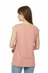 Remera de algodón blanca de manga corta, con cuello redondo y estampado frontal con la leyenda "New York" y flores abstractas en tonos marrones y rosados.