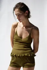 Shorts semitransparentes de tejido de punto fino, con tiro medio y cintura elástica. Presenta un diseño con textura y frunces.