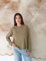 Remera de manga larga color verde oliva, con cuello redondo y tejido acanalado.