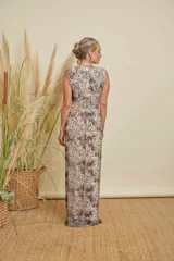 Vestido largo con estampado animal print en tonos marrones y beige, escote en V pronunciado, mangas cortas y abertura lateral en la falda.