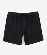 Bermuda masculina de sarga texturizada en color negro, con cintura elástica y ajuste mediante cordón. Presenta un corte regular, bolsillos laterales y un bolsillo trasero aplicado.