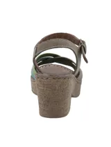 Sandalia de taco ancho imitación corcho, con capellada de cuero en tonos verde, marrón y celeste, tira ajustable con hebilla al tobillo y plataforma delantera.