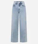 Pantalón wide leg de denim en tono celeste claro, con cintura media, cierre frontal con botón y cremallera, bolsillos funcionales y costuras transversales decorativas en las piernas.