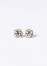 Caravanas de plata 925 con baño de oro 18k y diseño cuadrado, con una zirconia central grande rodeada por un pavé de zirconias más pequeñas.