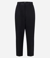 Pantalón de vestir color marrón, de corte recto y tiro alto, con cierre frontal y bolsillos delanteros.