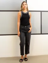 Pantalón de jean de tiro alto, pierna recta y corte a la altura del tobillo.