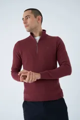 Buzo de hombre color bordó, con medio cierre frontal, cuello alto y logo estampado en el pecho. De corte regular y manga larga.