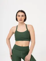 Top deportivo verde con breteles finos cruzados en la espalda.