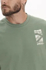 Remera blanca de manga corta y cuello redondo, corte holgado.