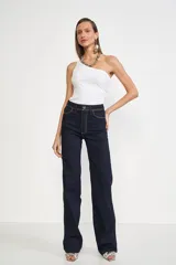 Musculosa blanca de un solo hombro, de tejido acanalado y corte ajustado.