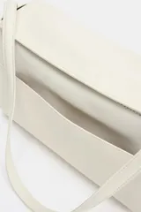 Bolso de hombro de piel color negro, con diseño estructurado, solapa superior y correa ajustable para el hombro.