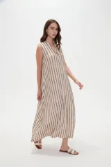 Vestido midi sin mangas de poliéster, color beige con rayas verticales negras, cuello en V y detalle de argolla metálica en el escote.