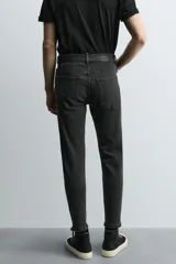 Jeans de hombre, corte skinny y largo cropped, color negro lavado. Presenta cinco bolsillos y cierre frontal con cremallera y botón.