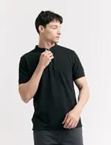 Remera blanca de algodón con cuello mao y media botonadura.