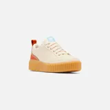 Sneakers de plataforma baja Sorel Ona Ave Low, color blanco con detalles en naranja en el talón, suela de goma marrón texturizada y detalles en celeste en la lengüeta.