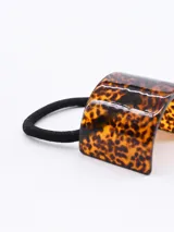 Colero con base cilíndrica de carey y elástico negro.