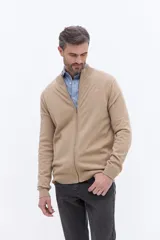 Campera de tejido de punto liviano color beige, con cierre frontal completo y cuello alto tipo bomber. Presenta un pequeño logo bordado en el pecho y puños acanalados.