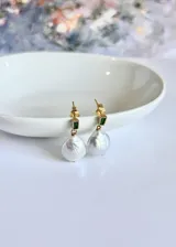 Aros colgantes con perlas barrocas, circonias verde esmeralda y base de plata 925 bañada en oro.