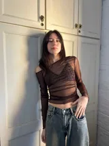 Soutien tipo triángulo de microtul estampado con diseño abstracto en tonos violeta y rosado, con tirantes regulables bordó.