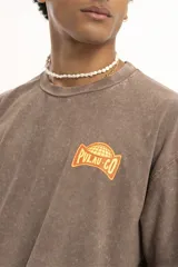 Remera marrón con efecto gastado y logo estampado en el pecho.