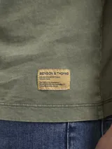 Remera de hombre color petróleo, de corte clásico y manga corta.