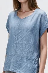 Blusa de algodón holgada en color verde, con cuello redondo y mangas cortas.