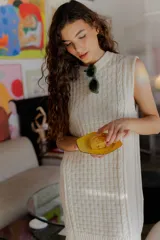 Vestido corto tejido color rojo, sin mangas y con cuello redondo.