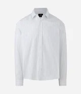 Camisa de manga larga con diseño de rayas verticales, cuello clásico y cierre frontal con botones. Confeccionada en una mezcla de algodón, poliamida y elastano, presenta una estampa gráfica en la espalda con la frase Echoes of a Restless Beat.