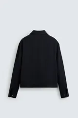 Sobrecamisa regular fit color gris oscuro, confeccionada en tejido con viscosa. Presenta cuello solapa, manga larga con puño abotonado, bolsillos de vivo en la cadera y cierre frontal con cremallera.