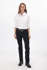 Blazer azul de corte recto, con solapas y cierre con dos botones.