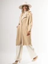 Tapado clásico color beige, con solapas de muesca, doble botonadura y bolsillos laterales.