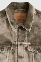 Campera tipo trucker de corte relajado, confeccionada en denim con un acabado desgastado en tono marrón claro. Presenta cierre frontal con botones metálicos, bolsillos con solapa en el pecho y costuras reforzadas.